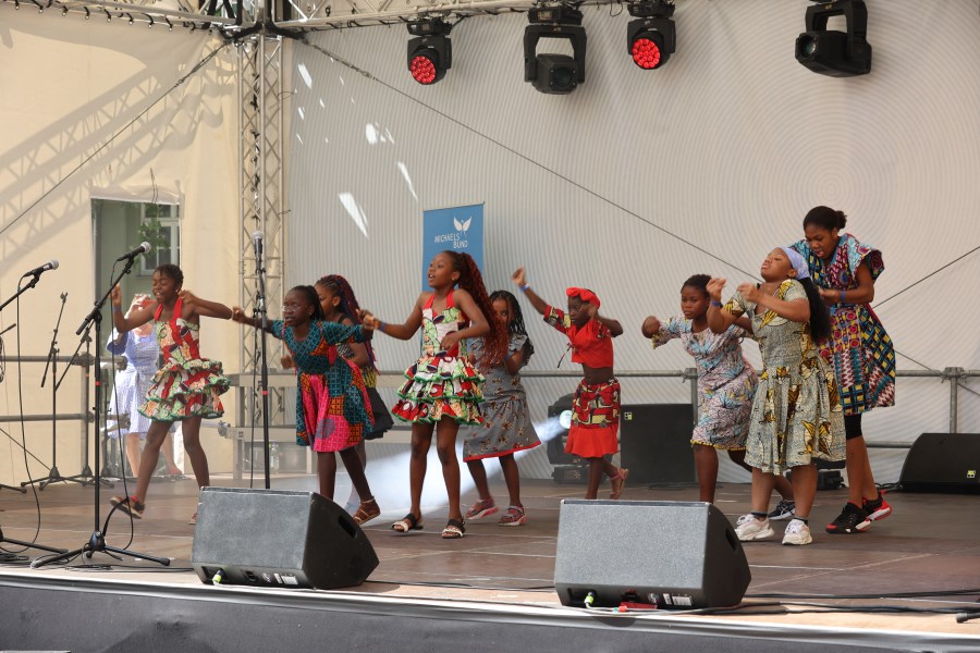 Tanzdarbietung auf der Bühne des Bennofests