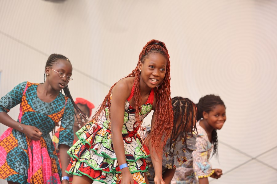 Tanzdarbietung auf der Bühne des Bennofests