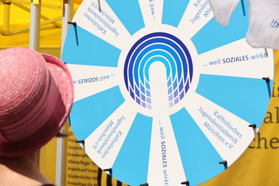 Drehscheibe an einem Stand des Bennofests