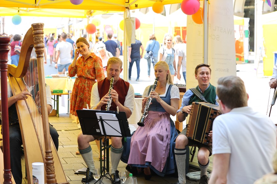 Musikalische Darbietung auf einem Stand auf dem Bennofest