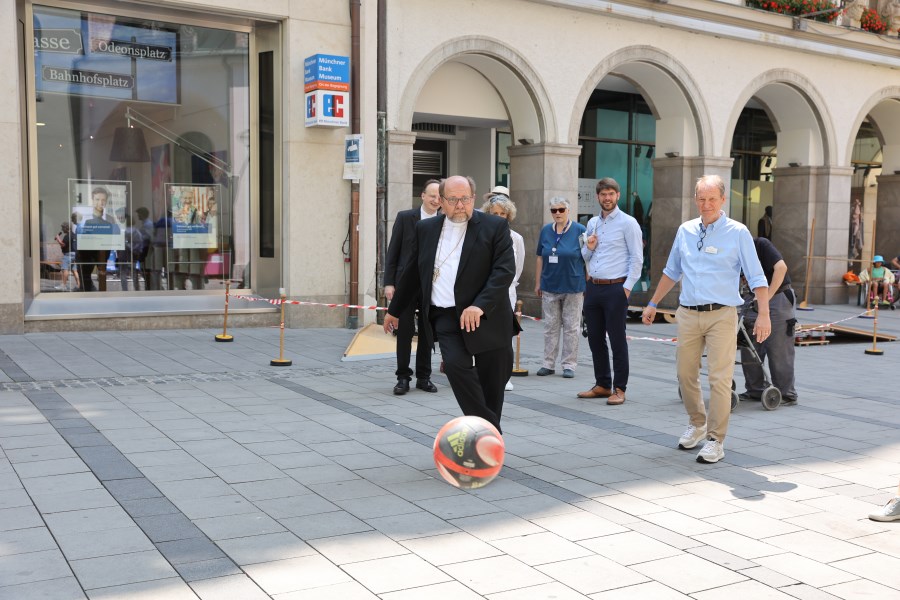 Weihbischof Wolfgang Bischof beim Schuss auf die Torwand beim Bennofest