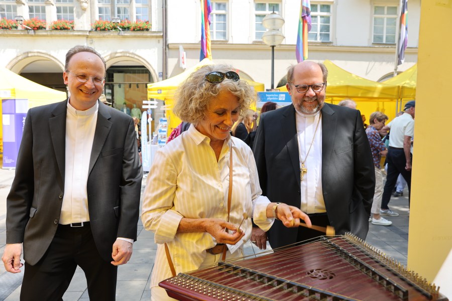 Generalvikar Christoph Klingan, Katholikenratsvorsitzende Hiltrud Schönheit und Weihbischof Wolfgang Bischof an einem Stand des Bennofests