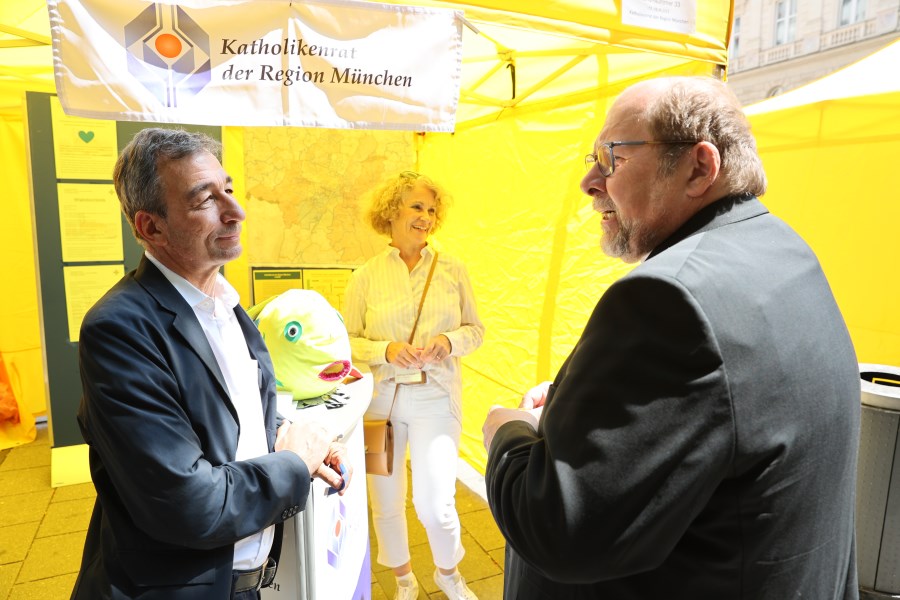 Weihbischof Wolfgang Bischof an einem Stand des Bennofests