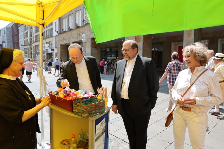 Generalvikar Christoph Klingan und Weihbischof Wolfgang Bischof an einem Stand des Bennofests