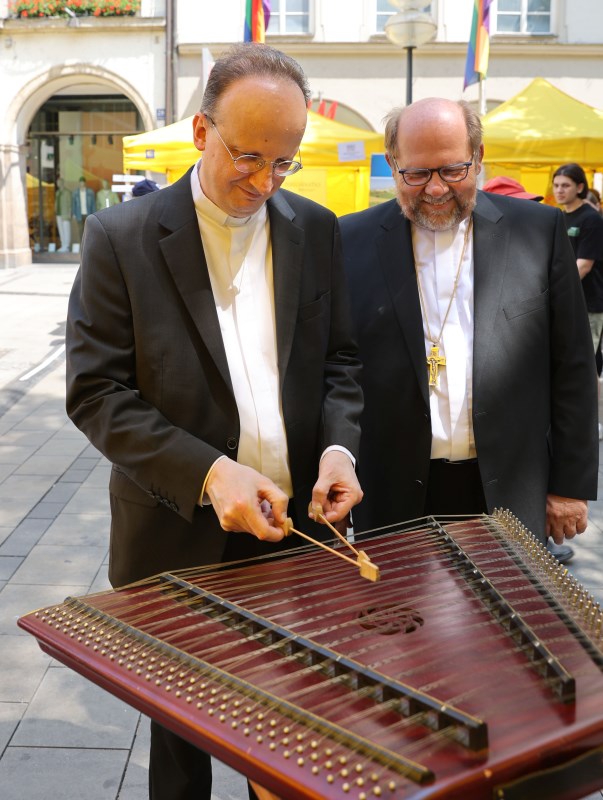 Generalvikar Christoph Klingan und Weihbischof Wolfgang Bischof an einem Stand des Bennofests