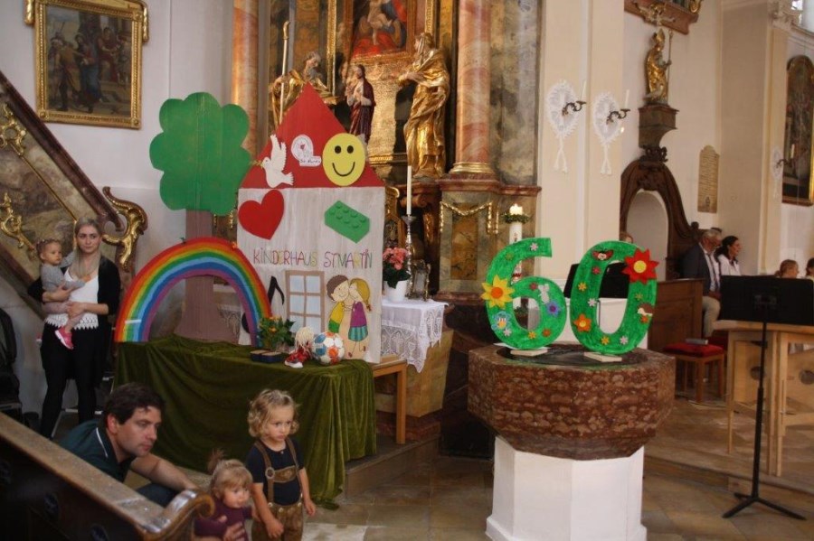 Das Pappkinderhaus mit den Symbolen der Dinge, die die Kinder brauchen, um sich wohl, sicher und geborgen zu fühlen.