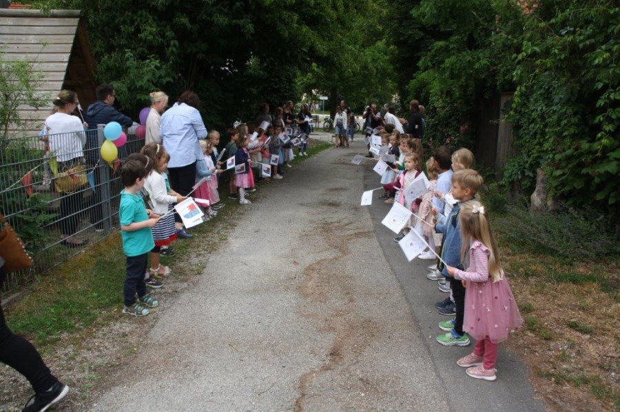 Die Kinder bilden ein Spalier, durch das alle Festbesucher das Festgelände betreten.