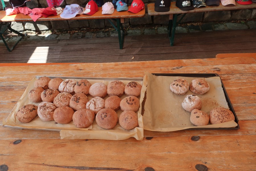 Das selbstgebackene Brot kam goldbraun und duftend aus dem Ofen und wurde bei der zünftigen Brotzeit bis zum letzten Krümel aufgegessen!