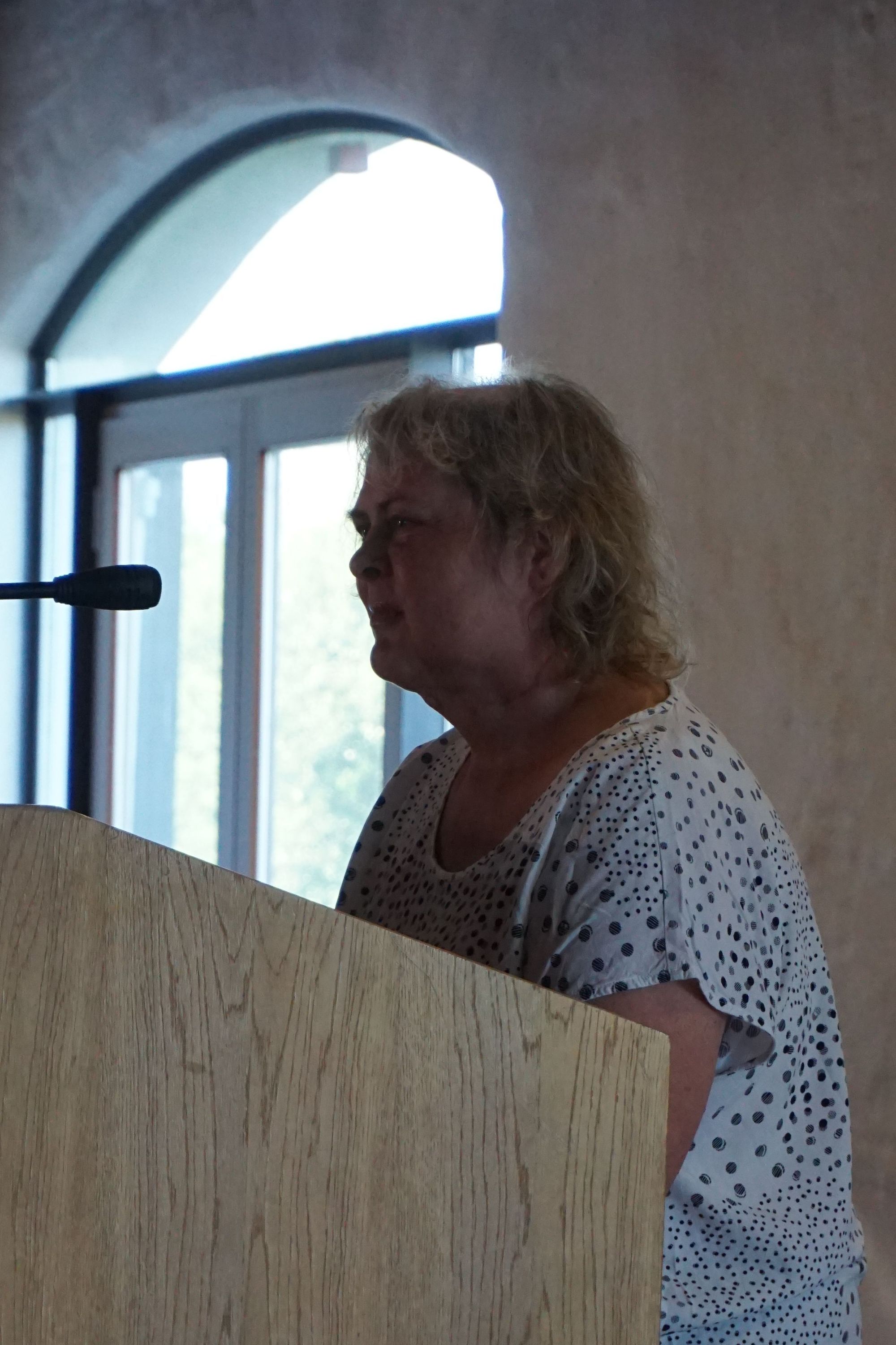 Dekanatsratsvorsitzende Christine Schmid begrüßt die Geehrten