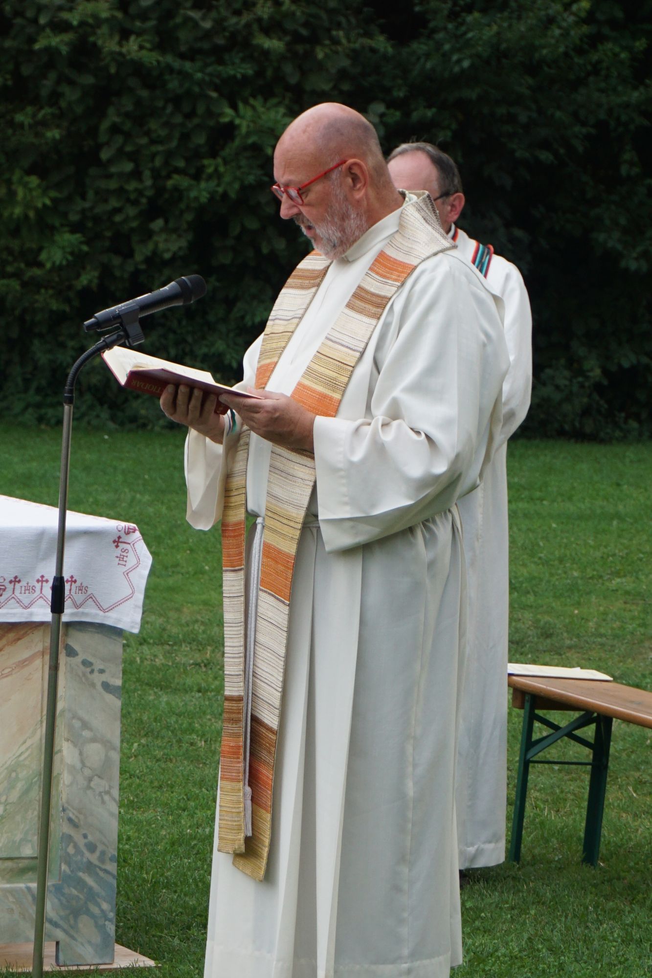 Landkreisdekan Ulrich Bednara liest das Evangelium