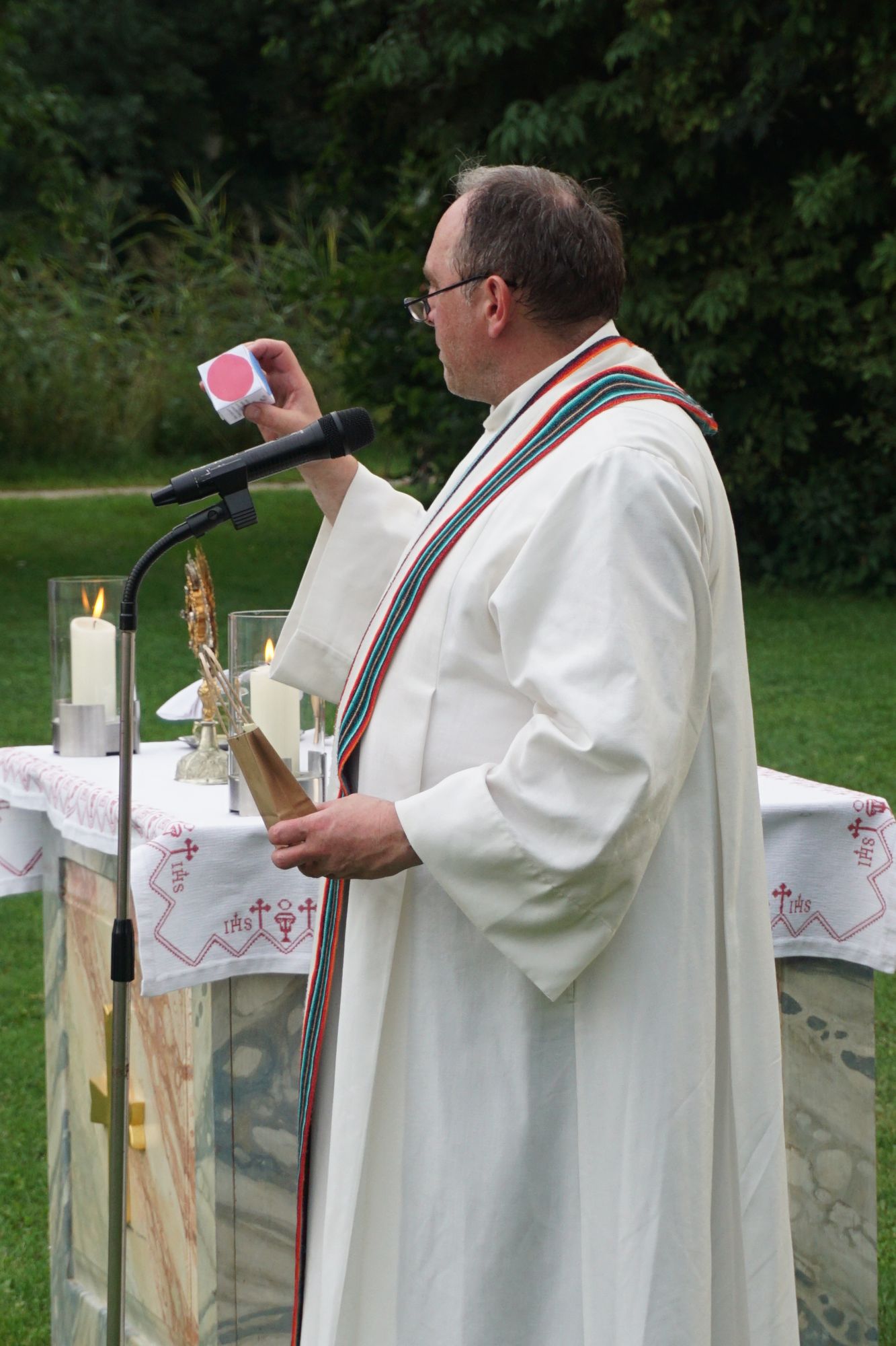 Dekan Franz Eisenmann geht bei der Predigt auf den Gebetswürfel ein