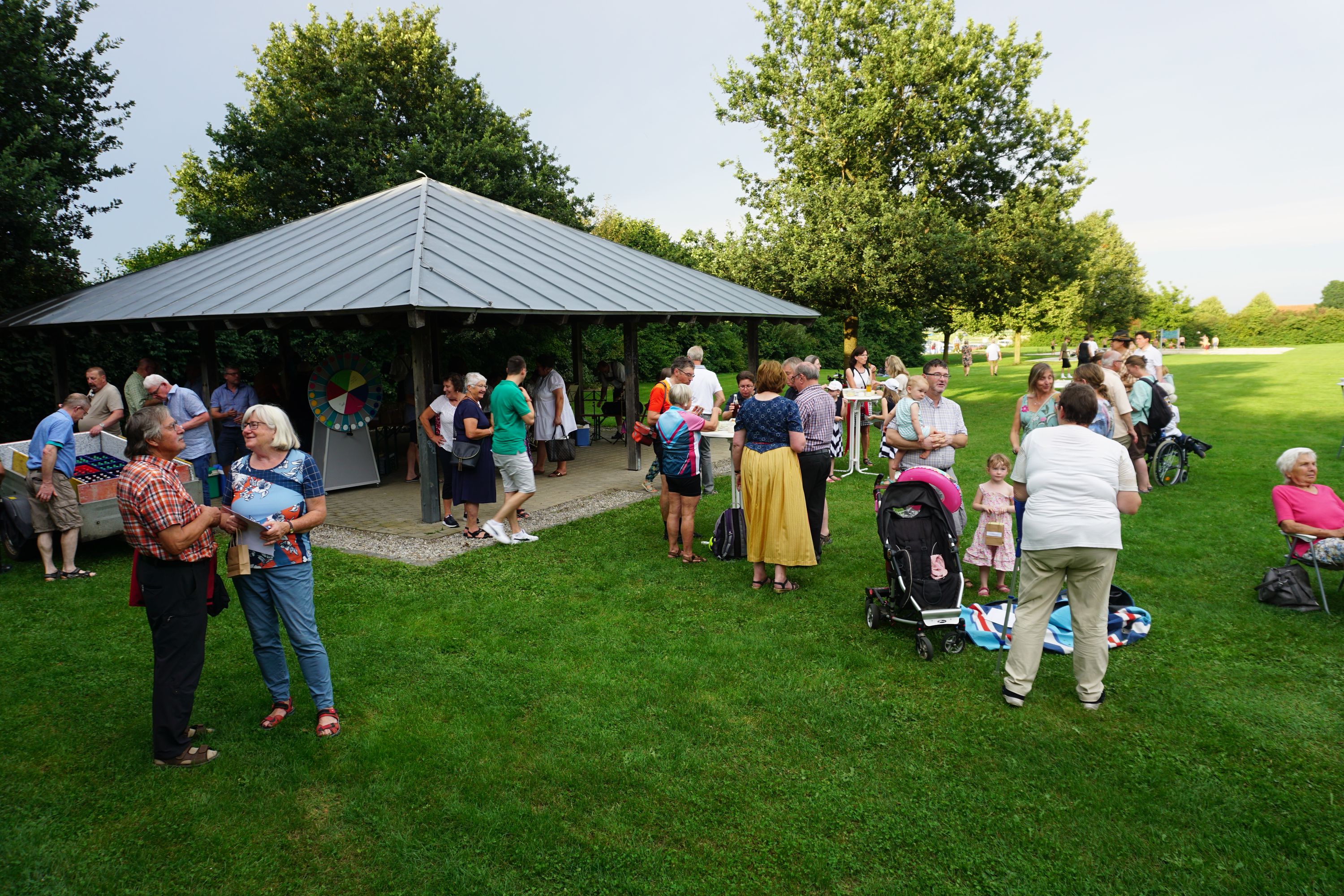 verschiedene Gespräche nach dem Gottesdienst