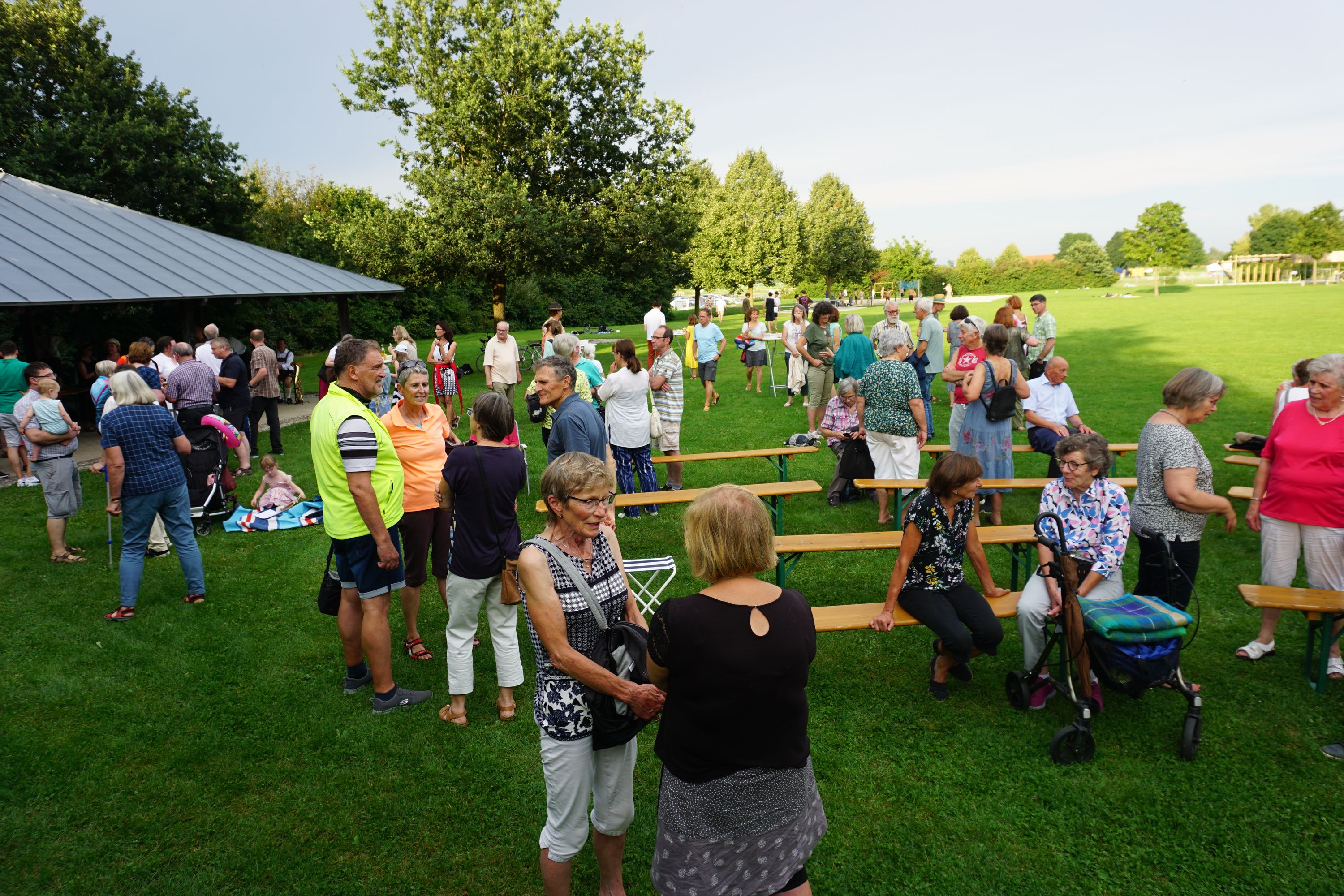 verschiedene Gespräche nach dem Gottesdienst