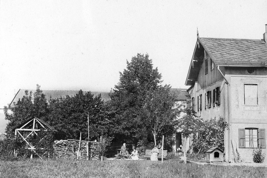Josef Hitzinger vor Wohnhaus