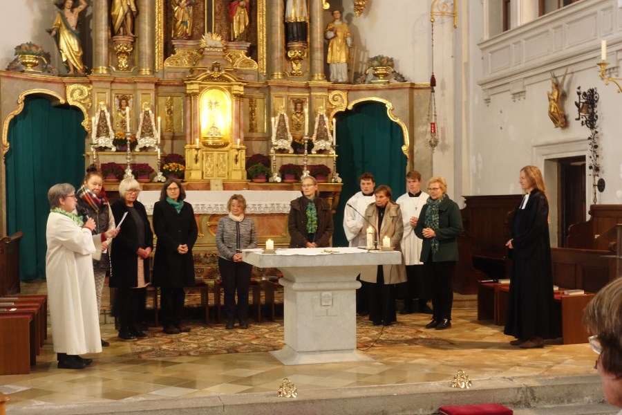 Für ihren Dienst als Seelsorgerinnen beauftragt wurden Regina Albrecht, Isabel Kriner, Ulrike Mack, Christel Obermüller, Astrid Reinecke, Sibylle Bauer und Bettina Weber. (von links auf dem Foto)