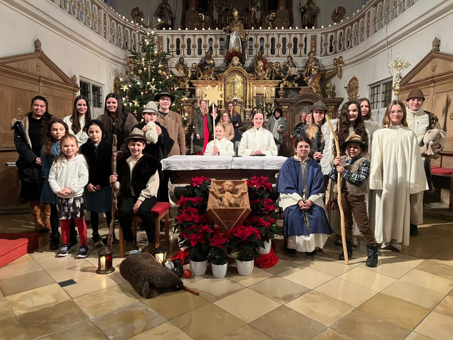 Gruppenbild der Darsteller:innen im Krippenspiel bei der Kinderkrippenfeier in St. Nikolaus Altfraunhofen am Heiligen Abend 2023
