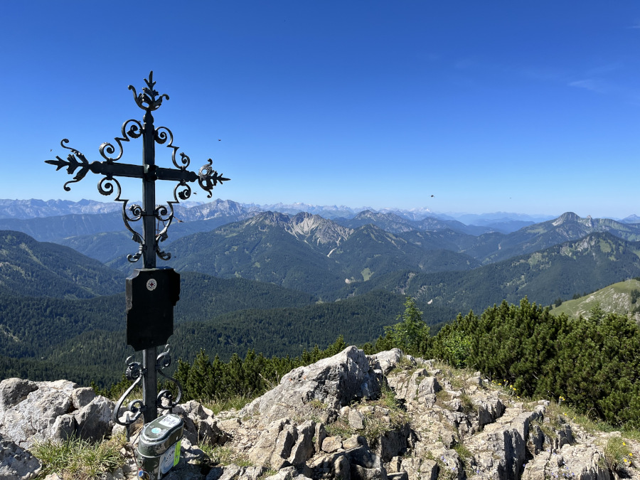 Berglandschaft mit Gipfelkreuz