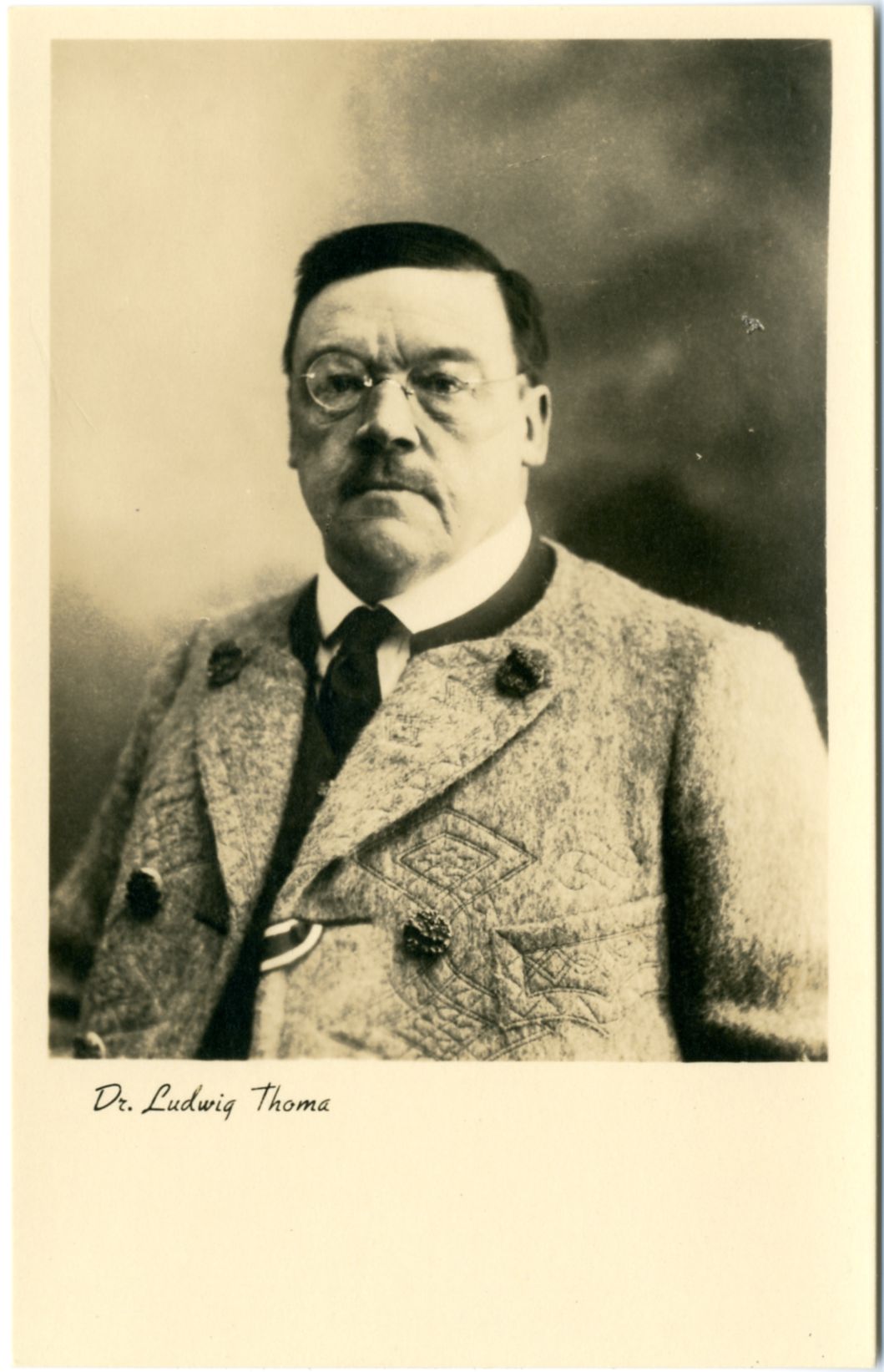 Porträtfoto (Postkarte), um 1920; Aufnahme und Verlag Otto Rupflin, Tegernsee