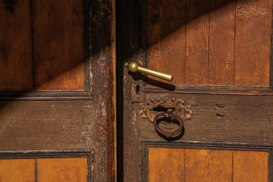 Alte Holztür etwas geöffnet