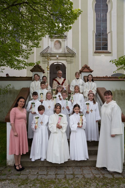 Gruppenbild der Erstkommunionkinder der Pfarrei St. Nikolaus Altfraunhofen 2024