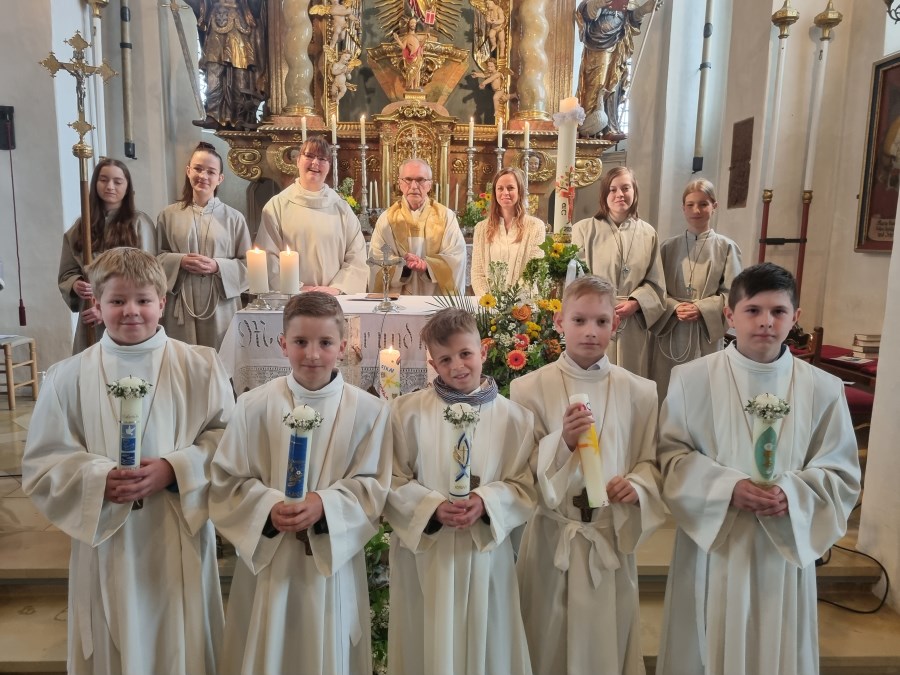 Gruppenbild der Erstkommunionkinder 2024 der Pfarrei Mariä Namen Gundihausen