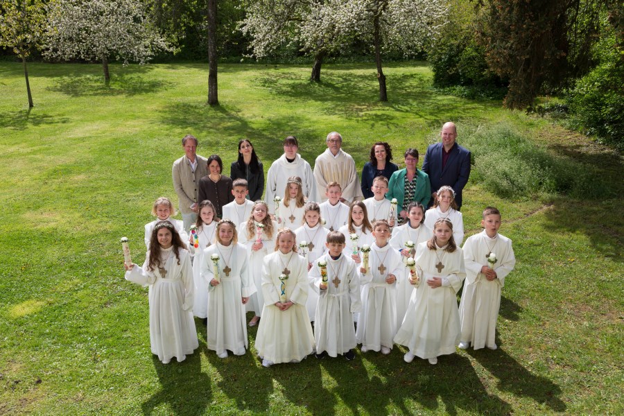 Gruppenbild der Erstkommunionkinder 2024 der Pfarrei St. Kastulus Vilsheim