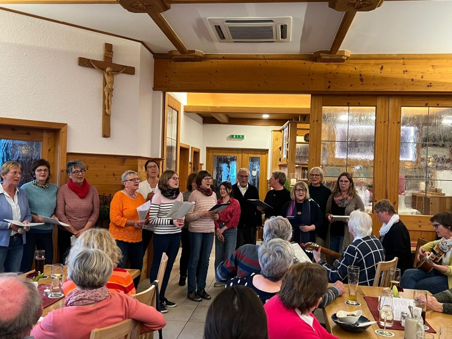 Musikgruppe Zeitlos gestaltet musikalisch die Pfarrversammlung der Pfarrei Vilsheim, St. Kastulus 2024