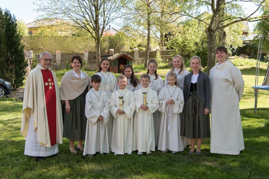 Gruppenbild der Erstkommunionkinder 2024 der Pfarrei St. Andreas Baierbach