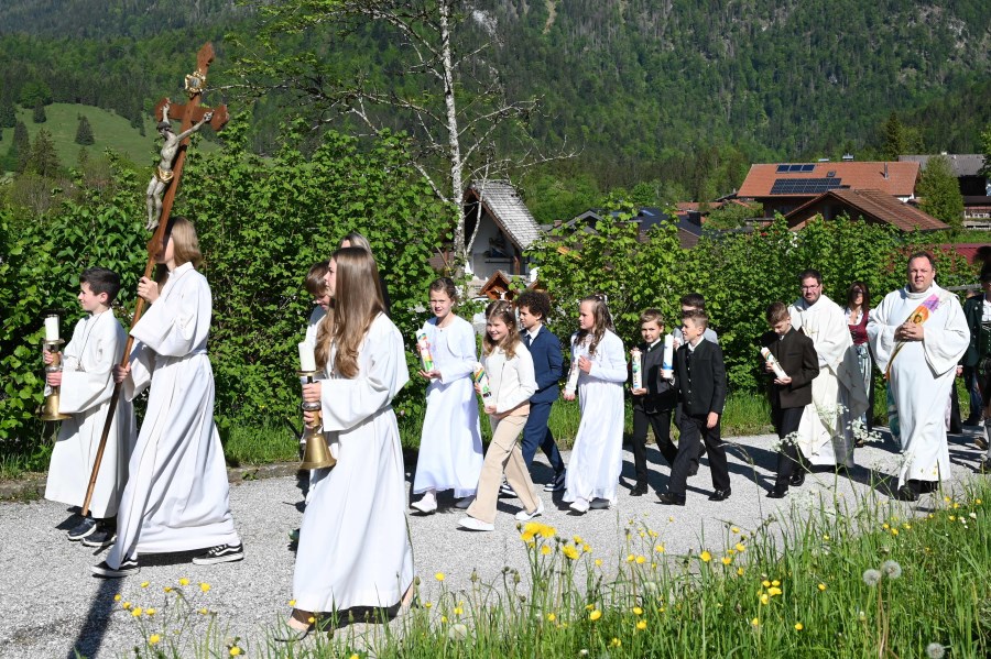 WB Erstkommunion 4 Zug zur Kirche