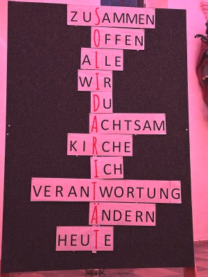 Stellwand mit Begriffen, die das Wort Solidarität ergeben