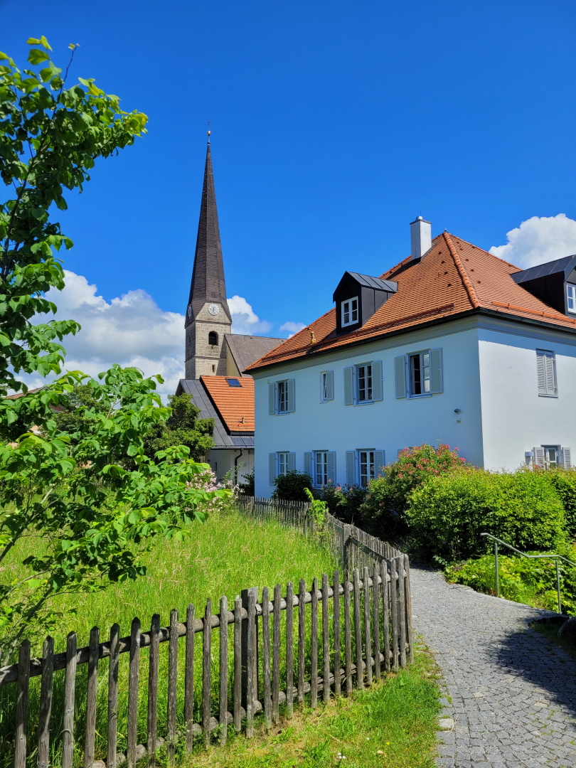 Pfarrkirche St. Michael und Pfarrhaus Kirchanschöring