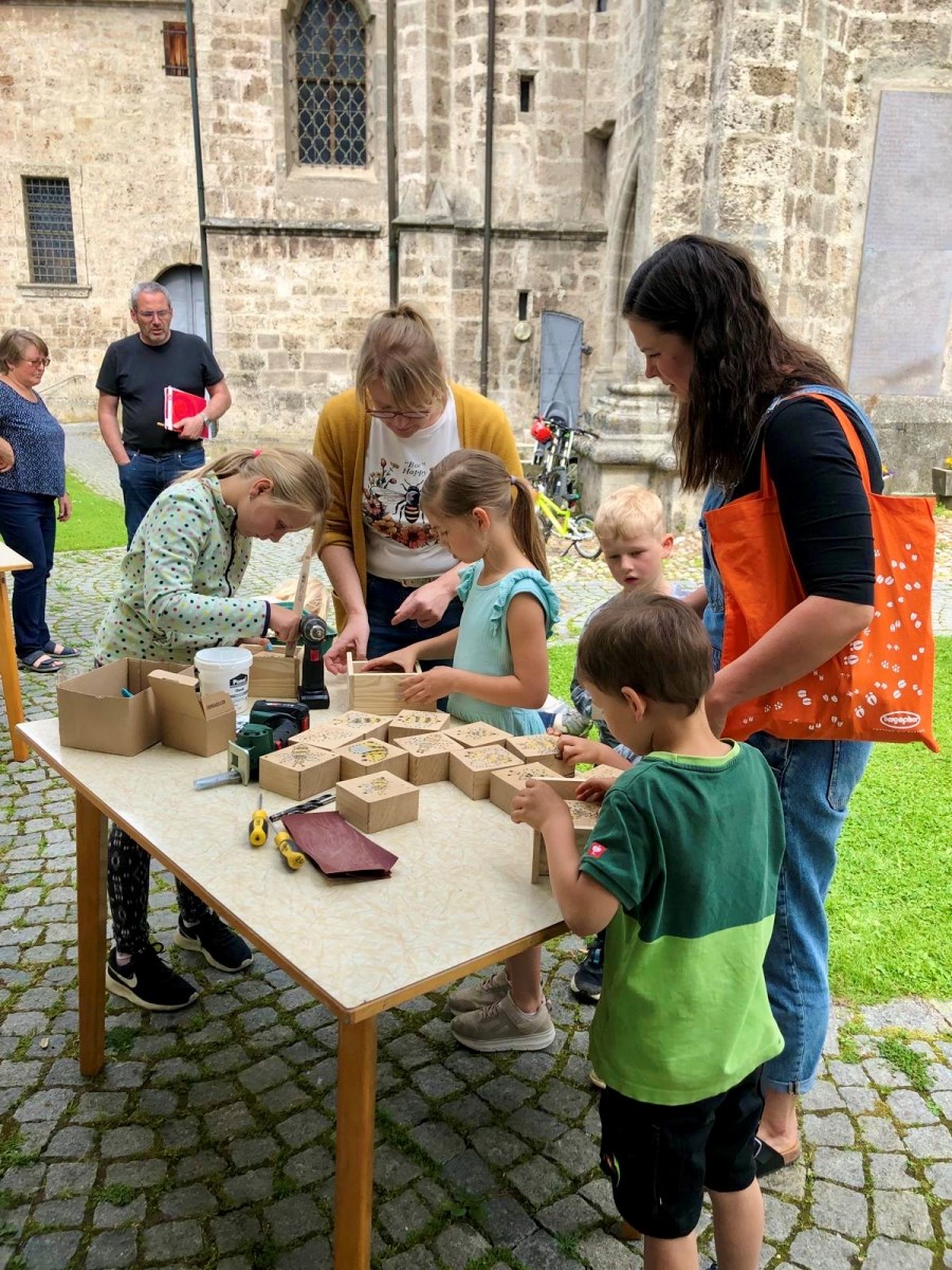 BüchereiBienen2024-1