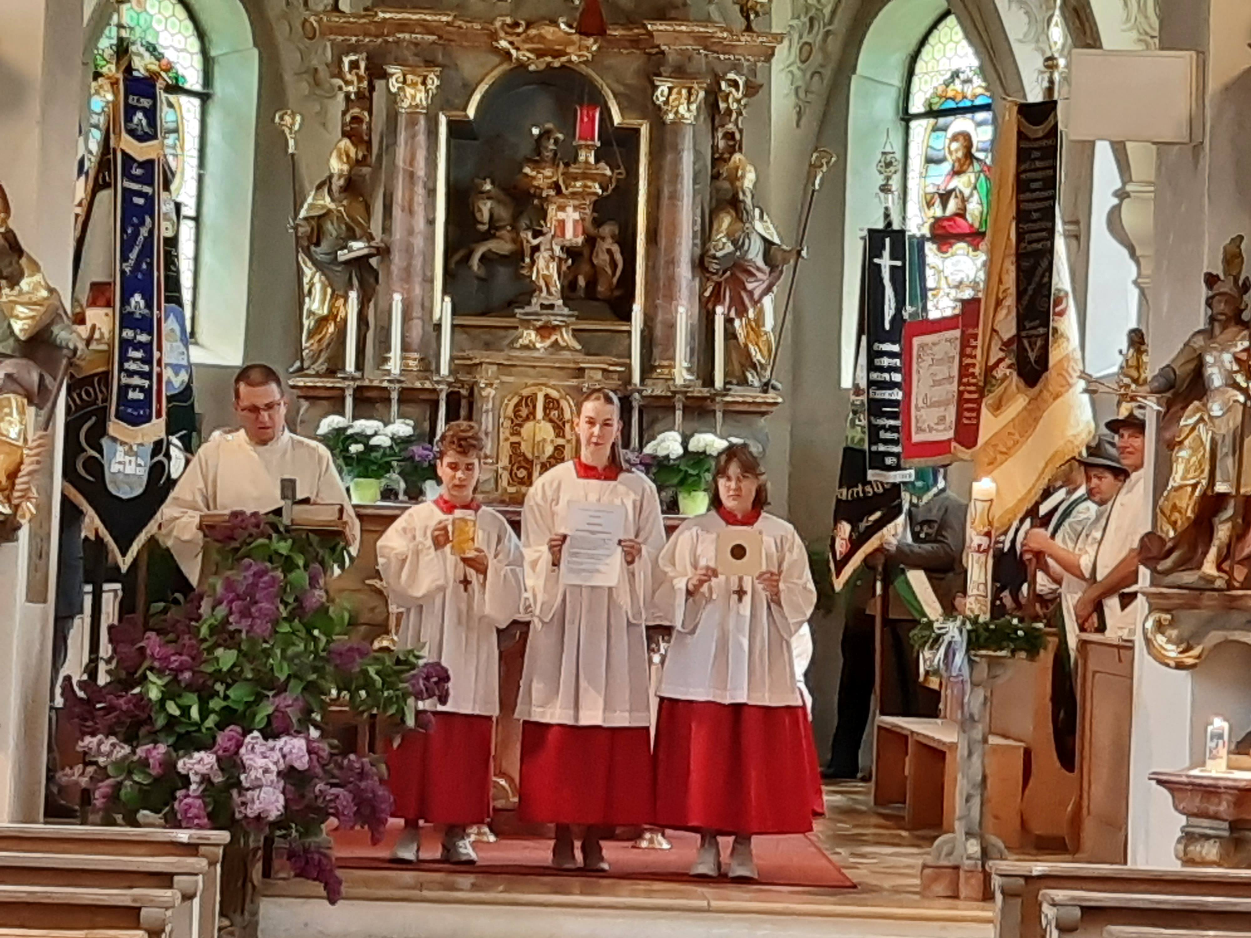 Altardienst und Fahnen