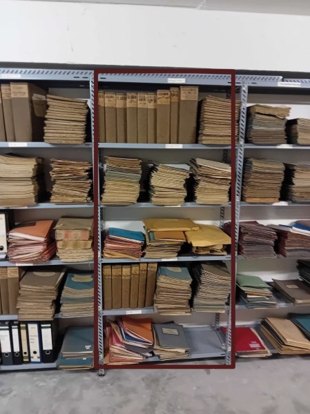 Regal im bisherigen Pfarrarchiv Prien