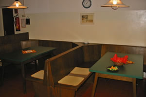 Sitzecke in der Kegelbahn mit Tisch