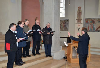 5 Männer singend und Dirigent in Kirche