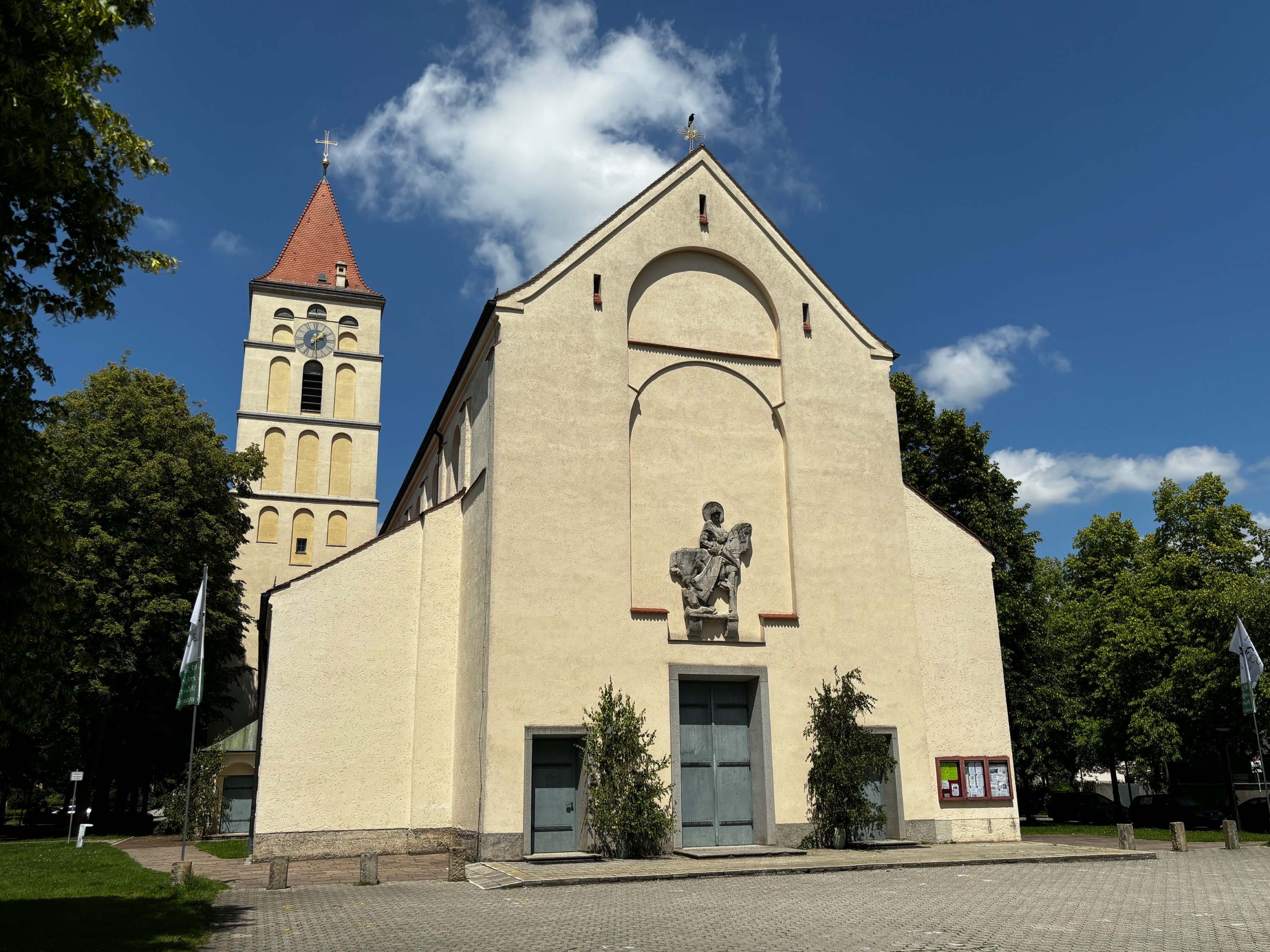 Außenansicht der Pfarrkirche St. Martin Moosach