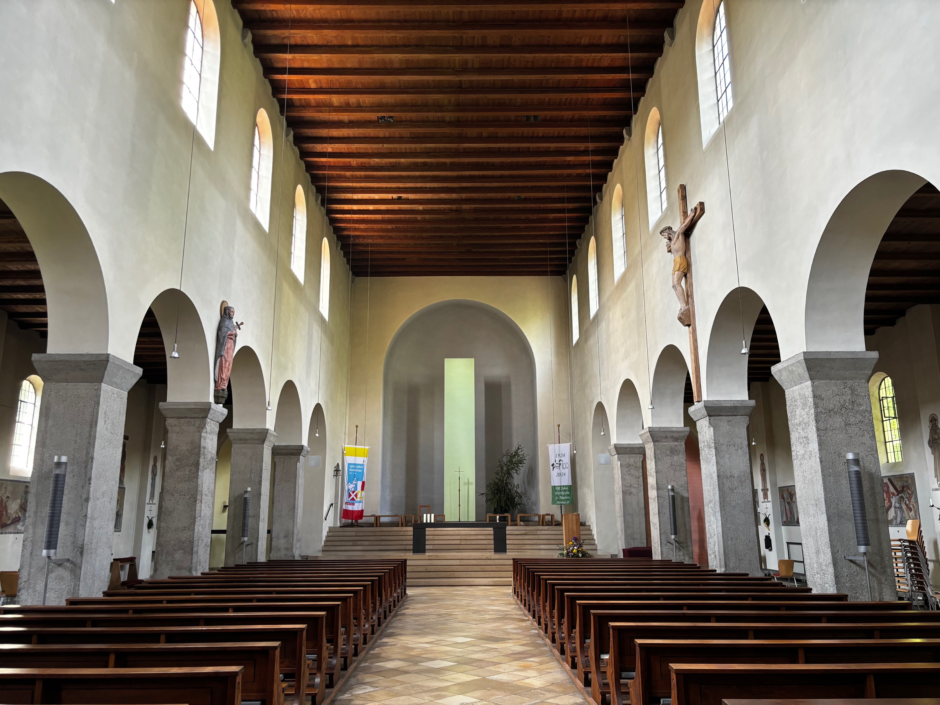 Innenansicht der Pfarrkirche St. Martin Moosach durch das Kirchenschiff nach vorne