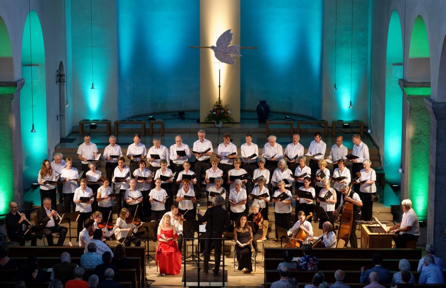 Kirchenchor mit Orchester vor dem Altarraum.