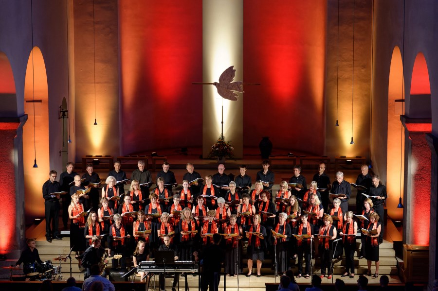 Magnifikat Chor singt in der Chornacht 2023. Aufstellung im Altarraum