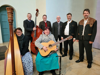 Moosacher Viergsang mit Brücklmeier Stubenmusi. Harfe, Gitarre, Bass