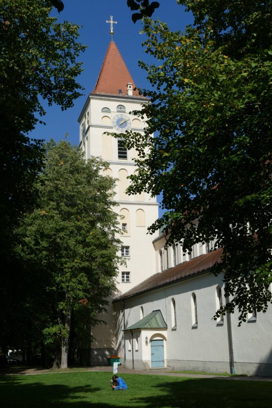 Kirche St. Martin von außen fotografiert. Turm hinter den Bäumen