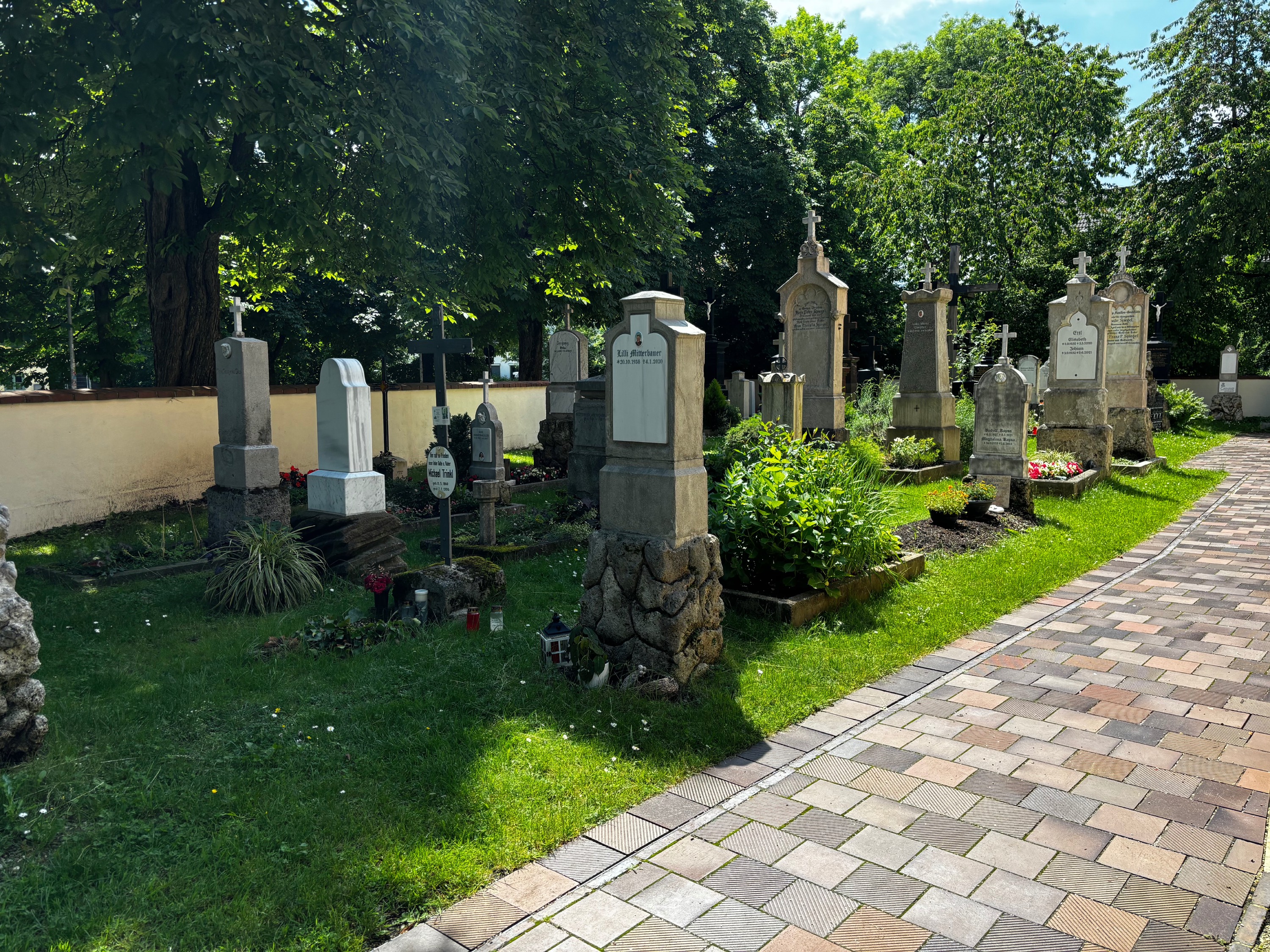 Foto des Friedhofes bei der Alten Martinskirche