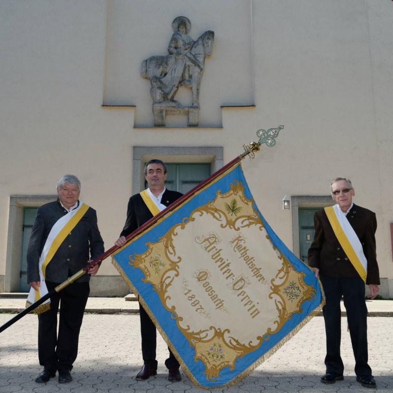 Fahnenabordnung der KAB. Drei Männer mit Fahne