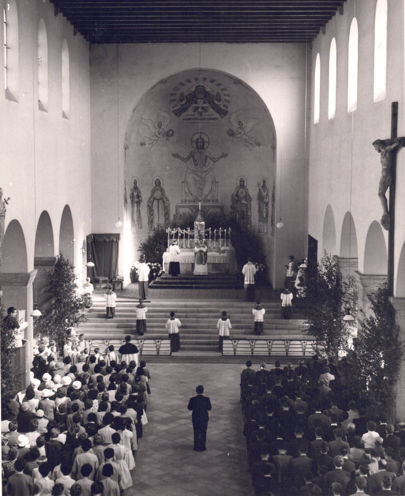 Innenansicht der Pfarrkirche von 1960. Messfeier, Gemälde in der Apsis