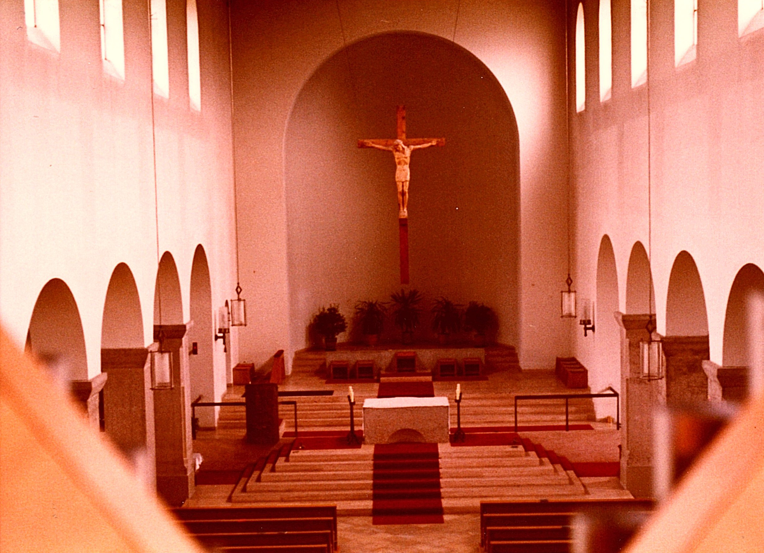 Blick von der Orgelempore auf den Altarraum im Jahr 1976.