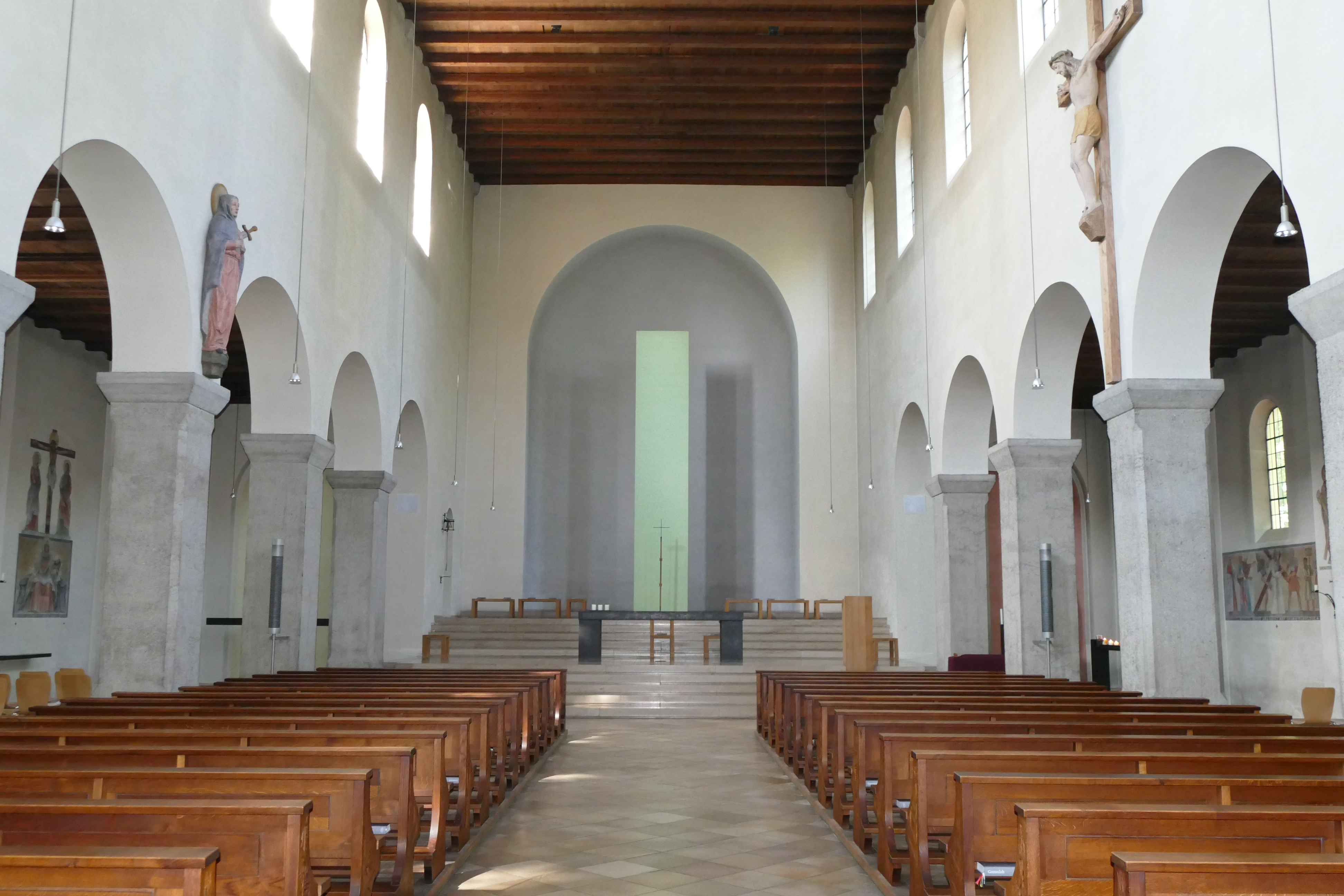 Pfarrkirche innen. Blick auf den Altarraum mit Stehle