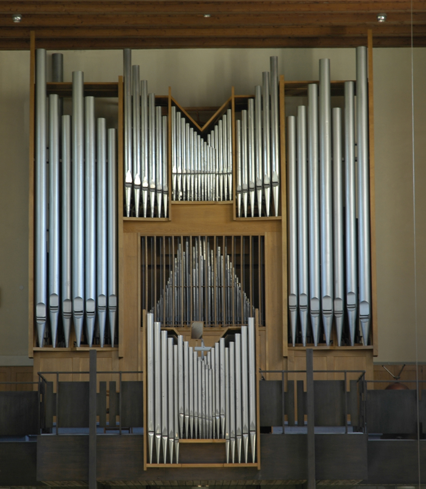 Prospekt der Nenninger Orgel von 1975