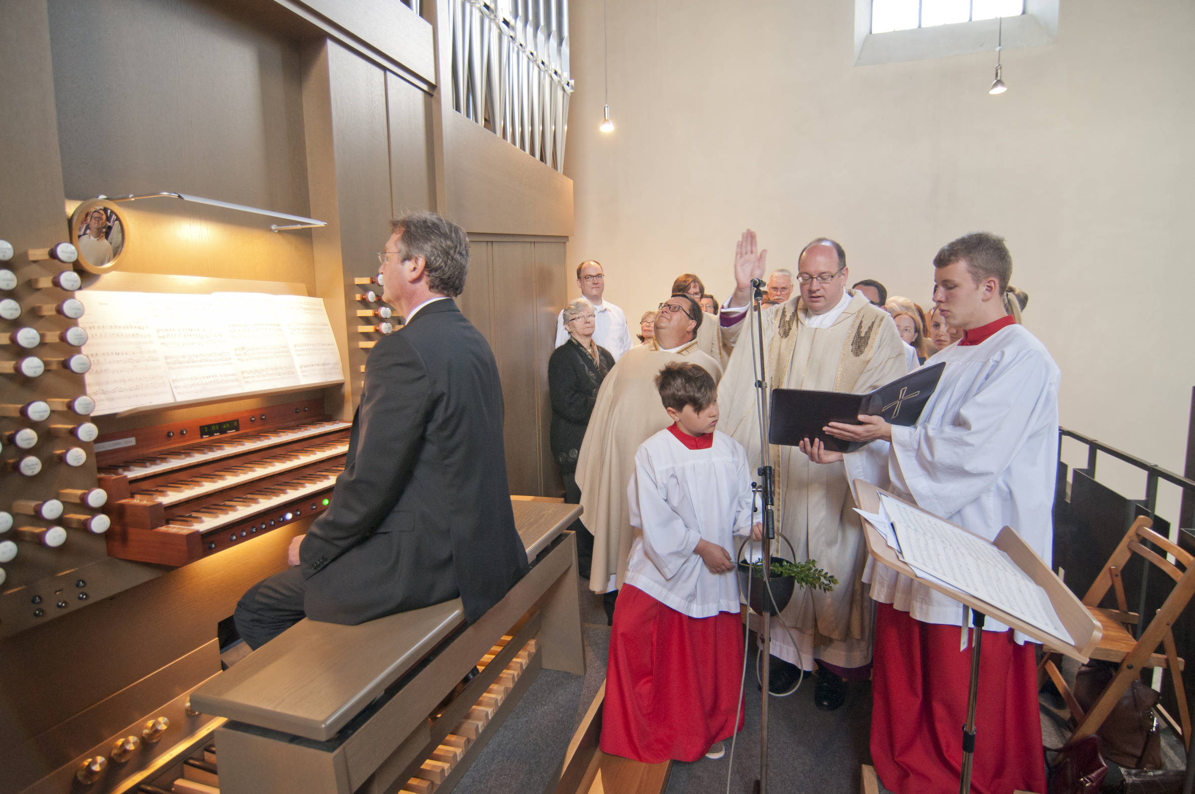 Bischofsvikar Rupert Graf zu Stollberg weiht die neue Orgel. Neben ihm Ministranten und Pfarrer Cambensy. Am Spieltisch sitzt der Kirchenmusiker Hr. Hofmann