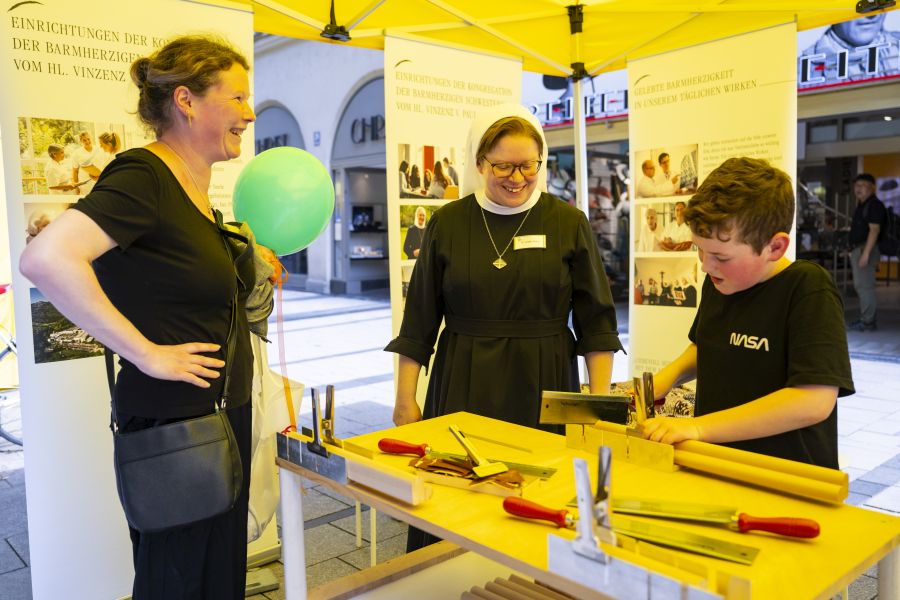 Stand der Barmherzigen Schwestern auf dem Bennofest 2024